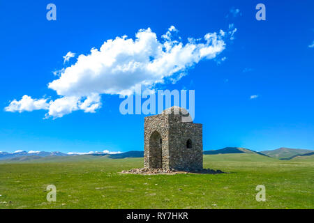 Song Kul See View Point mit kleinen Mausoleum Grab und Schneebedeckten Moldo zu Berge Landschaft Stockfoto