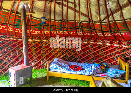 Die Tash Rabat Karawanserei traditionellen kirgisischen Jurte Interieur mit Herd und Schlafen Bett Stockfoto