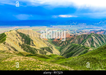 Fergana Bergkette malerische Landschaft View Point mit bewölktem Himmel am Nachmittag Stockfoto