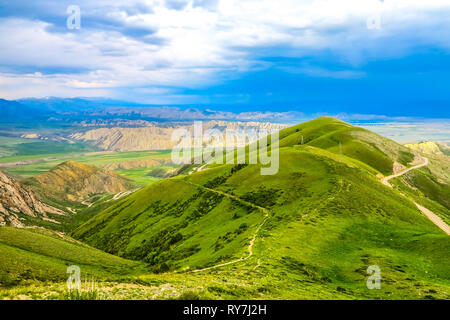 Fergana Bergkette malerische Landschaft View Point mit bewölktem Himmel am Nachmittag Stockfoto