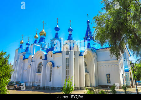 Bischkek heilige Auferstehung russisch-orthodoxe Kathedrale Blauen Dach mit Sieben goldene Kreuze Stockfoto