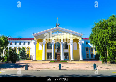 Bischkek, der Kirgisischen Staatlichen Universität mit Jusup Balasagyn Statue Stockfoto