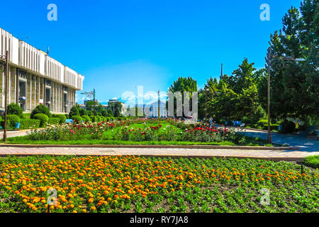 Bischkek Rathaus Front View Point mit öffentlichen Park Blumen und Hecken Stockfoto