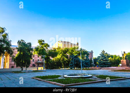 Bischkek Oper Toktogul Satylganov Statue an öffentlichen Park mit Brunnen Stockfoto