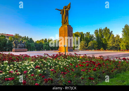 Bischkek Revolution Kämpfer Denkmal öffentlichen Park bei Sonnenuntergang Stockfoto