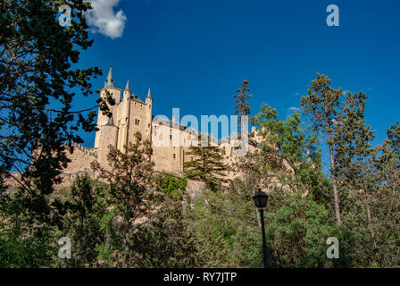 Segovia, Spanien. Die berühmten Alcazar von Segovia, steigen Sie auf einen steinigen Felsen, gebaut im Jahre 1120. Castilla y Leon. Stockfoto