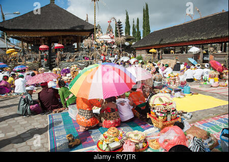 Bali Indonesien Apr 4, 2016: Balinesen an Meprani Zeremonie an tample in Batur. Meprani ist einer der hinduistischen Zeremonie in Insel Bali Indone Stockfoto