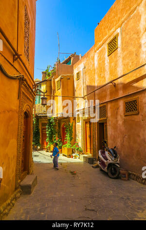 Kashgar Altstadt Gemeinsame uigurischen Architektur Apartment Gebäude Straße mit Schule Kinder Stockfoto