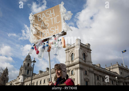 Anlässlich des Commonwealth, ein Umweltaktivist steht außerhalb der Treasury Office in Parliament Square, befürworten das Verbot der Kunststoff um die Welt, am 11. März 2019, in Westminster, London, England. Stockfoto