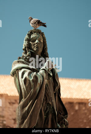 Die Statue von einem Mann mit einer Taube auf der Oberseite in der Altstadt thront auf einem sonnigen Sommer, Dubrovnik, Kroatien Stockfoto