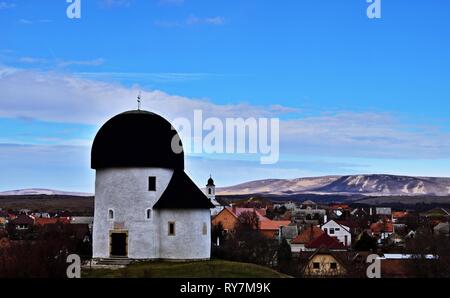 Die berühmten runden Kirche von Öskü, Ungarn Stockfoto