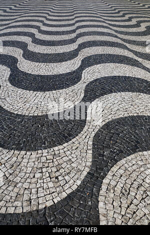 Wellenförmige Pflastersteine Muster in Lissabon/Portugal, Rossio Platz Praça de D. Pedro IV. Stockfoto