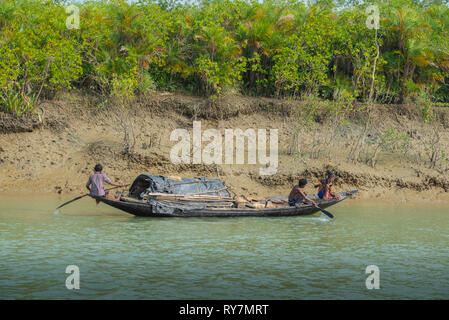 INDIA, West Bengal,. Kleine lokale Fischerboot in einem der vielen Kanäle der Sunderbans Stockfoto