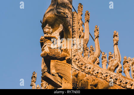 Archäologische, Nahaufnahme von geschnitzten Kunst Figuren auf alten Schnitzereien an der Wand Tempel in Shwe Nan Daw Kyaung (Golden Palace Kloster) in Mandalay, M Stockfoto