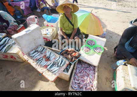 Bali Indonesien Apr 5, 2016: Balinesische Frau verkaufen frischen Fisch an der Jimbaran Dorf auf der Apr 5, in Bali, Indonesien 2016. Jimbaran Dorf ist unter den berühmten Stockfoto