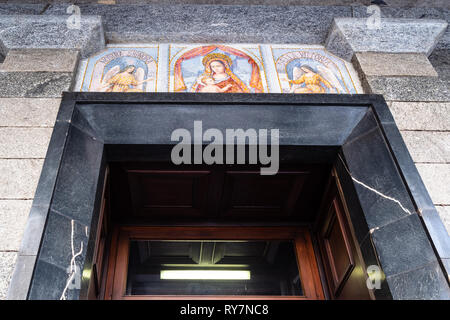 LECCO, ITALIEN - Februar 20, 2019: Outdoor Dekoration von Portal der Kirche Santuario di Nostra Signora della Vittoria (Basilika Unserer Lieben Frau von Sieg) Stockfoto