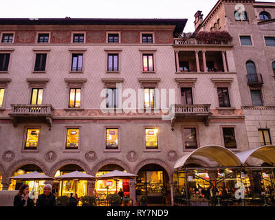 BERGAMO, Italien - 20. FEBRUAR 2019: die Menschen in der Nähe von Cafe in mittelalterlichen Palast am Largo Nicolo Rezzara in Bergamo in Abend. Bergamo ist die Hauptstadt der P Stockfoto