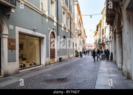 BRESCIA, Italien - 21. FEBRUAR 2019: die Menschen entlang der Geschäfte auf der Straße Corso Magenta in Brescia Stadt. Brescia ist die zweitgrößte Stadt in der Lombardei. Stockfoto