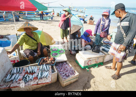 Bali Indonesien Apr 5, 2016: Balinesische Frau verkaufen frischen Fisch an der Jimbaran Dorf auf der Apr 5, in Bali, Indonesien 2016. Jimbaran Dorf ist unter den berühmten Stockfoto