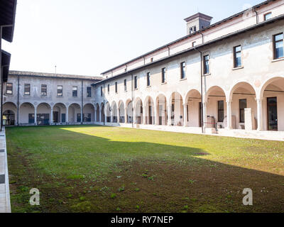 BRESCIA, Italien - 21. FEBRUAR 2019: outdoor Kreuzgang im Kloster von Santa Giulia in Brescia. Santa Giulia eingeschrieben auf der Liste der Weltkulturerbe der Stockfoto