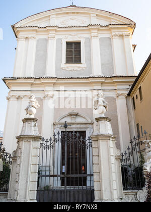 Reisen nach Italien - Blick auf die Kirche Chiesa di San Zeno Al Foro auf Platz Piazza del Foro in Brescia, Lombardei Stockfoto