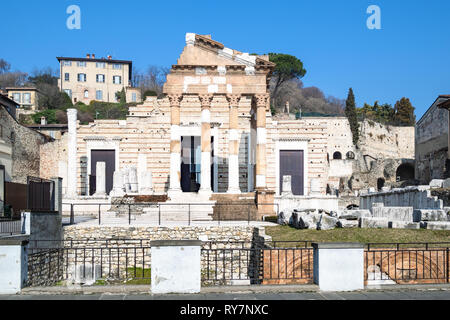 Reisen nach Italien - Vorderansicht des antiken römischen Monument, das Capitolium der Brixia (Tempel der Kapitolinischen Trias in Brescia, Capitolium, Tempio Capitolino) Stockfoto