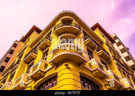 Thessaloniki gelb gefärbte Ecke Straße Gebäude Low Angle View Stockfoto