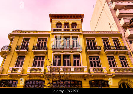 Thessaloniki gelb gefärbte Ecke Straße Gebäude Low Angle View Stockfoto