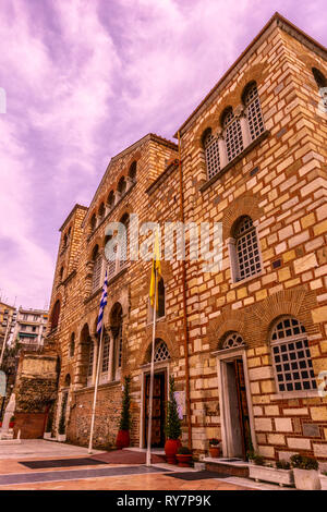 Thessaloniki Hagios Demetrios Kathedrale niedrigen Winkel Seite Aussichtspunkt mit bewölktem Himmel Hintergrund im Winter Stockfoto