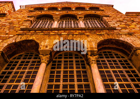 Thessaloniki Hagios Demetrios Kathedrale niedrigen Winkel Aussichtspunkt mit bewölktem Himmel Hintergrund im Winter Stockfoto