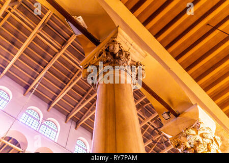 Thessaloniki Hagios Demetrios Kathedrale niedrigen Winkel Spalte mit Gehörnte Schafe Steinbildhauerei Relief Hauptstädte Stockfoto