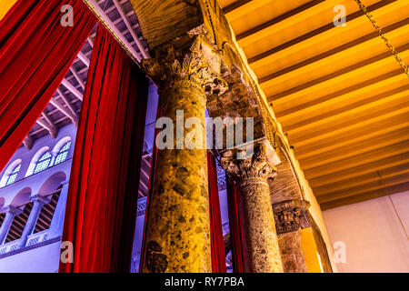 Thessaloniki Hagios Demetrios Kathedrale niedrigen Winkel Spalte mit korinthischen Stil Steinbildhauerei Relief Hauptstädte Stockfoto