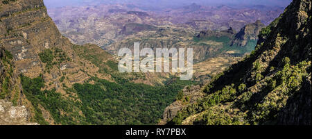 Äthiopien, Aussicht vom Rand der Semien Bergen in die Täler und über Bergrücken Stockfoto