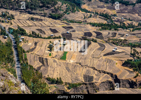 Äthiopien, terrassierten Feldern mit einer Farm Häuser von der Straße zwischen Mekelle und Lalibela gesehen, Stockfoto