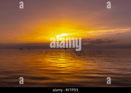 Thessaloniki Thessaloniki mit Kreuzfahrt Tanker im Winter mit Sonnenuntergang Sonne am Horizont Stockfoto