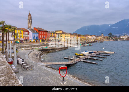 Ascona, Schweiz - 23. Februar 2019: Ascona Altstadt und Hafen am Lago Maggiore See in den Schweizer Alpen, Schweiz Stockfoto