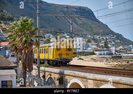 Metrorail Zug, der Kalk Bay entfernt, in den südlichen Vororten von Kapstadt, Südafrika Stockfoto