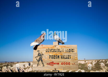 Taubental Sicht, die Route Anzeichen für Uchisar in Kappadokien, Türkei gesehen werden kann. Stockfoto