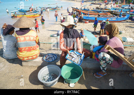Bali Indonesien Apr 5, 2016: Balinesische Frau verkaufen frischen Fisch an der Jimbaran Dorf auf der Apr 5, in Bali, Indonesien 2016. Jimbaran Dorf ist unter den berühmten Stockfoto