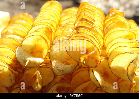 Fried Potato Chips auf einem Spieß, knusprig und lecker Stockfoto