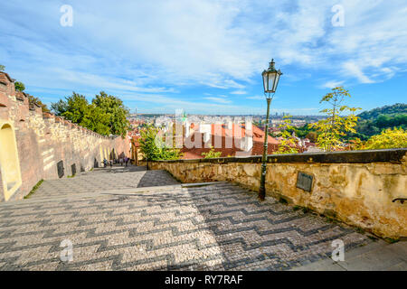 Das alte Schloss Treppe oder Stare zamecke schody direkt zur Prager Burg Tor in Prag, Tschechische Republik Stockfoto