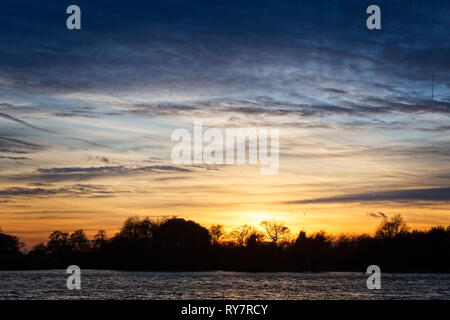 Sonnenuntergang über dem Meare in Ulfborg, Suffolk, England, UK. Stockfoto