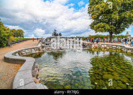 Touristen besuchen die Gefion Fountain mit einer großen Gruppe von Ochsen, die von der nordischen Göttin Gefjon in Langelinie Park, Kopenhagen, Dänemark. Stockfoto