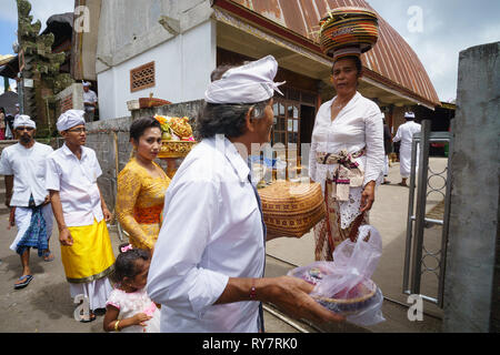 Bali Indonesien Apr 4, 2016: Balinesische Familie an der Teilnahme an Meprani Zeremonie an tample in Batur. Meprani ist einer der hinduistischen Zeremonie in Insel Bali In Stockfoto