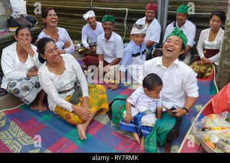 Bali Indonesien Apr 4, 2016: Balinesische Familie an der Teilnahme an Meprani Zeremonie an tample in Batur. Meprani ist einer der hinduistischen Zeremonie in Insel Bali In Stockfoto