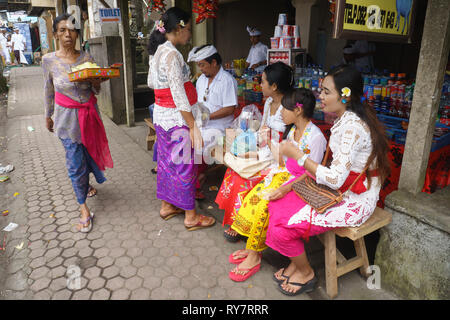 Bali Indonesien Apr 4, 2016: Balinesische Familie an der Teilnahme an Meprani Zeremonie an tample in Batur. Meprani ist einer der hinduistischen Zeremonie in Insel Bali In Stockfoto
