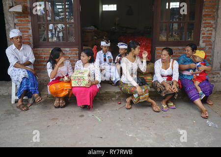 Bali Indonesien Apr 4, 2016: Balinesische Familie an der Teilnahme an Meprani Zeremonie an tample in Batur. Meprani ist einer der hinduistischen Zeremonie in Insel Bali In Stockfoto
