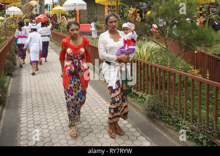 Bali Indonesien Apr 4, 2016: Balinesische Frau in traditioneller Tracht an Meprani Zeremonie an tample in Batur. Meprani ist einer der hinduistischen Zeremonie Stockfoto