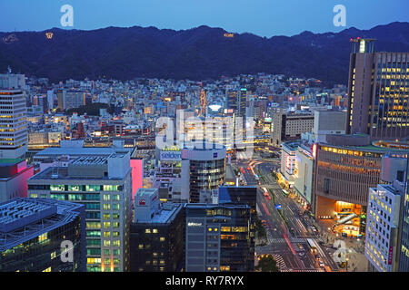 KOBE, JAPAN-27 FEB 2019 - Nacht auf die Landschaft der Stadt Kobe, der Hauptstadt von Hyogo Präfektur in Honshu, Japan. Stockfoto