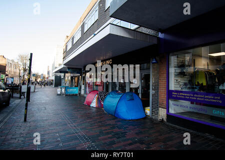 Schlafend obdachlos in Zelten in der Abington Street Northampton England Großbritannien arme Leute nass kalt einsam bedürftiger Lebensstil allein Hilfe gesucht Arm Stockfoto